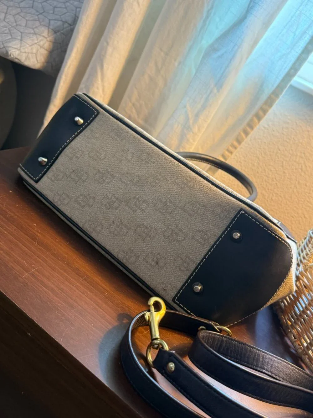 Dooney and Bourke Signature Logo